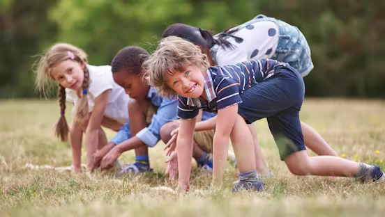 Bambini che corrono all'aperto